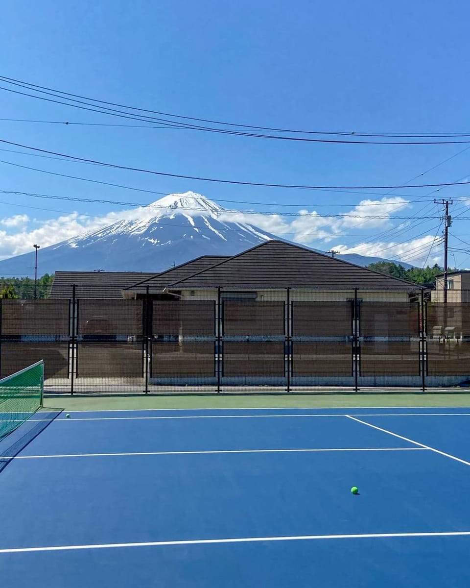Day, Tennis court