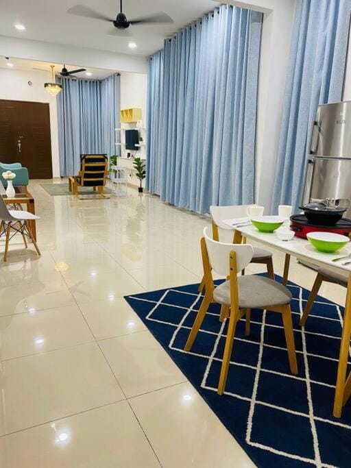 Kitchen or kitchenette, Living room, Seating area, Dining area