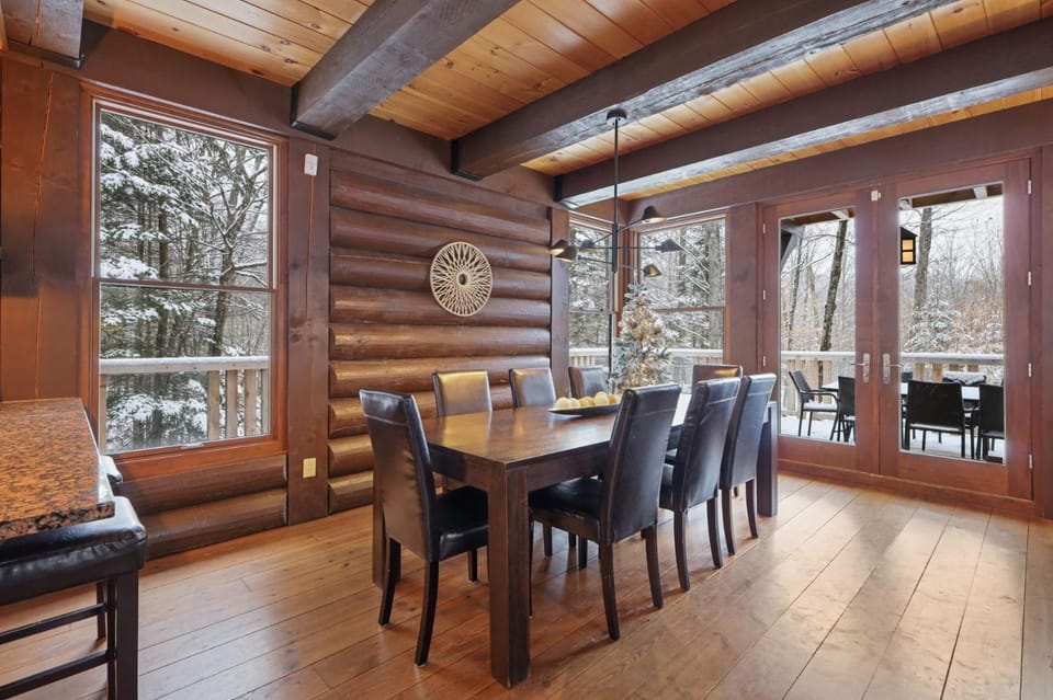 Tremblant Naturo-Spa, LAC, PISCINE, TENNIS, GYM Chalet in Ontario