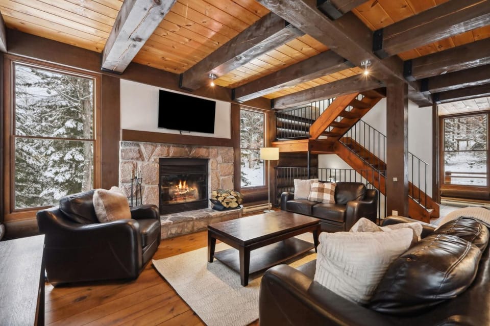 Tremblant Naturo-Spa, LAC, PISCINE, TENNIS, GYM Chalet in Ontario