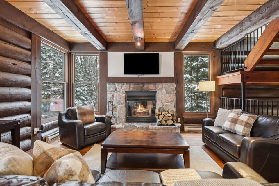 Tremblant Naturo-Spa, LAC, PISCINE, TENNIS, GYM Chalet in Ontario