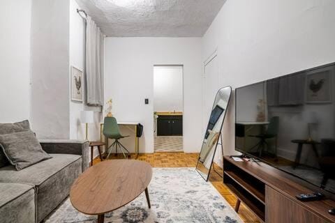 89-2R 1BR Upper East Side Apartment in Upper East Side