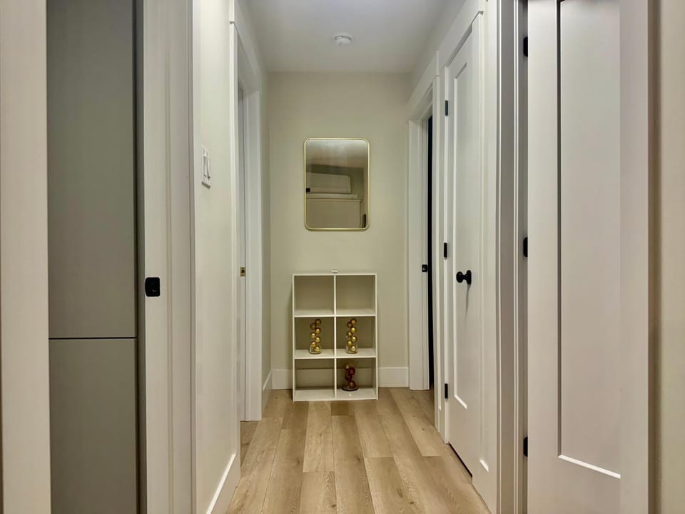 Platinum Homes , Stylish 3BR Home,4 Min to YQM Airport, Sleeps 10 Free Parking Apartment in Dieppe
