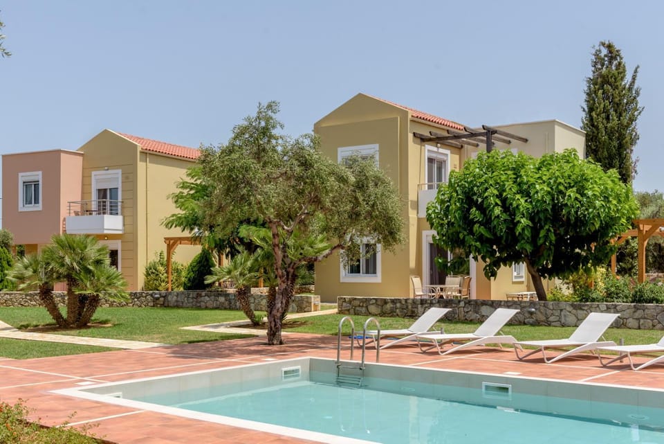 Property building, Garden, Garden view, Pool view, Swimming pool, sunbed