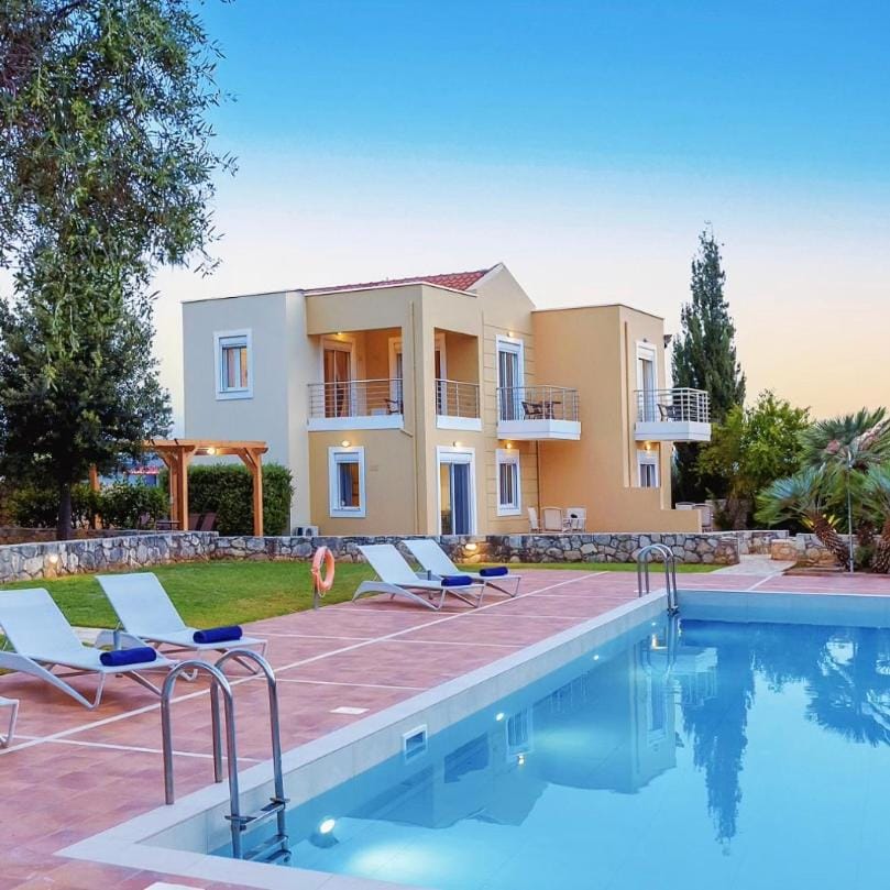 Property building, Garden, Garden view, Pool view, Swimming pool, sunbed