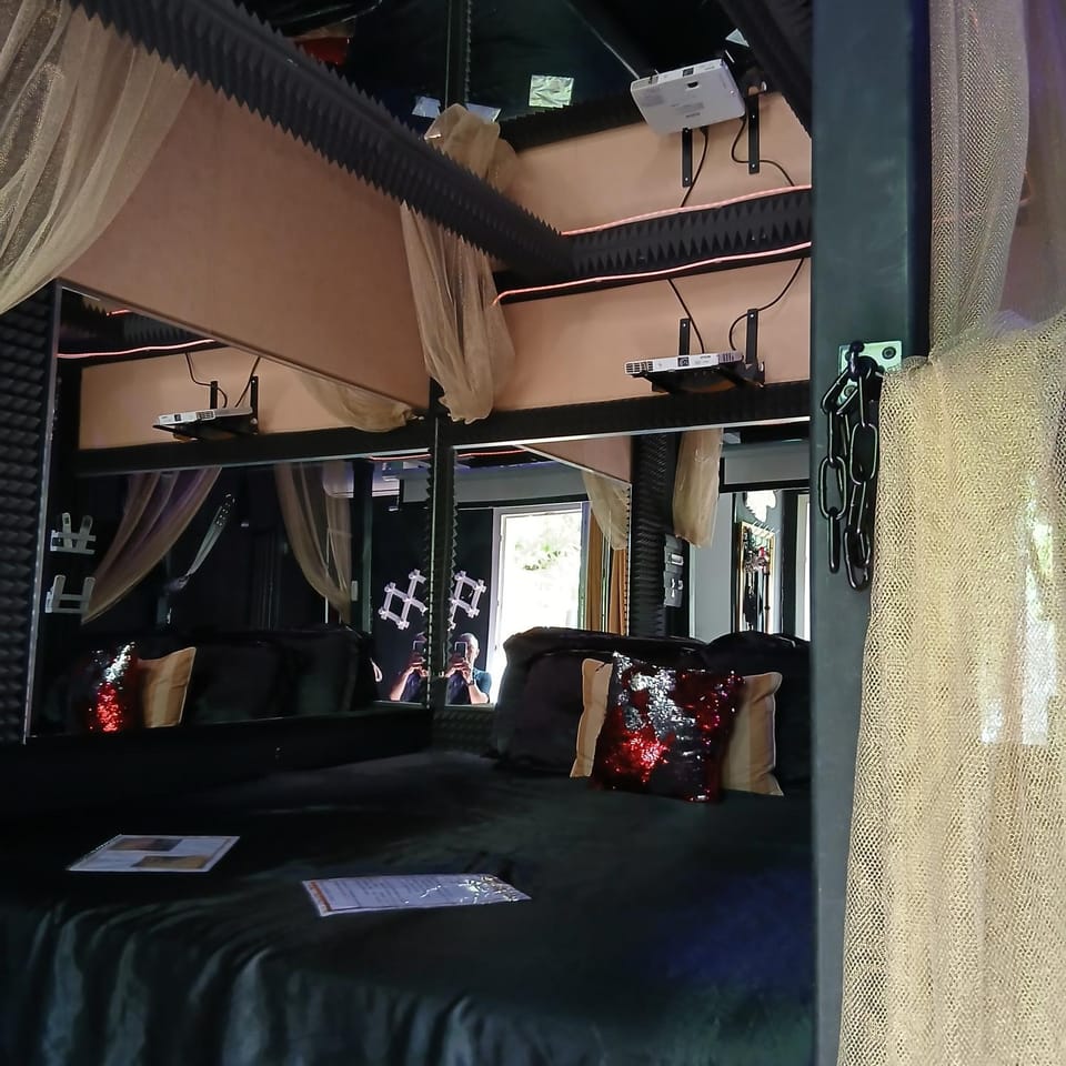 la love interdite chez loveroomToulon, parking et wifi gratuits Apartment in Toulon