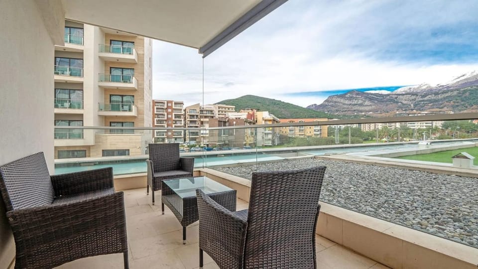 Luxury 3 bedroom flat in Tre canne hotel next to the beach Apartment in Budva