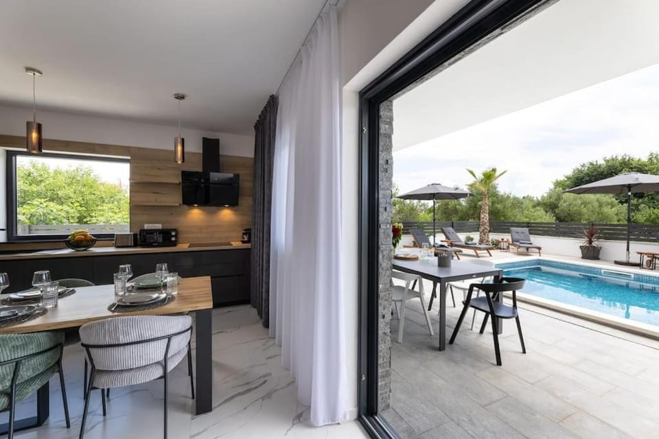 Balcony/Terrace, Swimming pool
