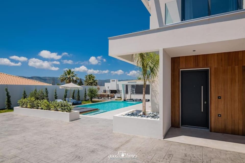 Property building, Patio, Day, View (from property/room), Balcony/Terrace, Pool view, Swimming pool, sunbed