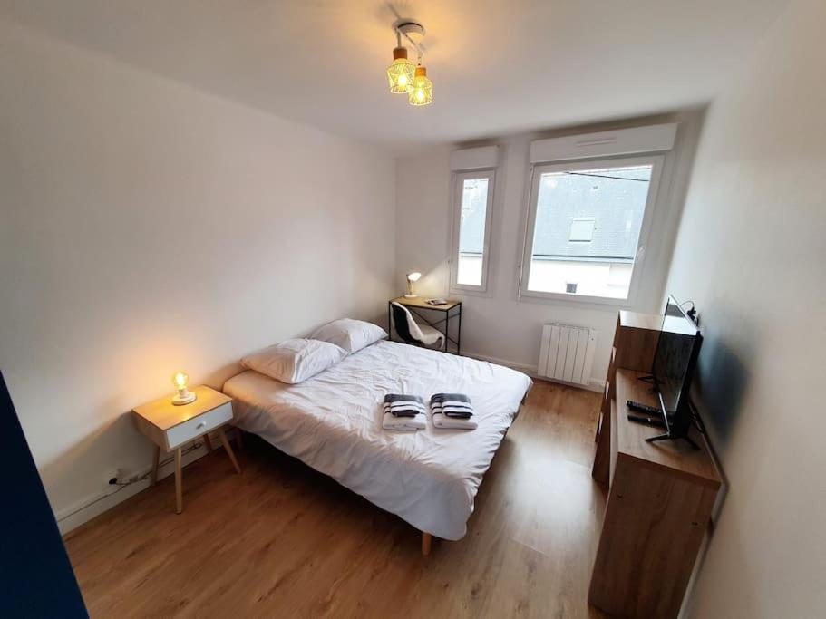 Bed, TV and multimedia, Photo of the whole room, Bedroom, towels