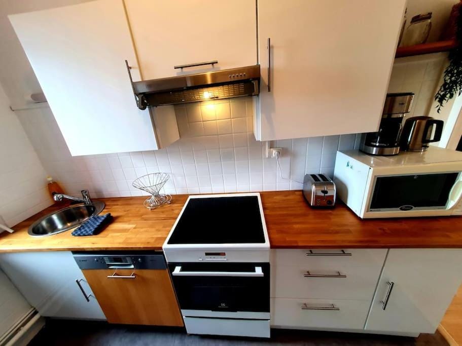 Coffee/tea facilities, dishwasher, stove, toaster