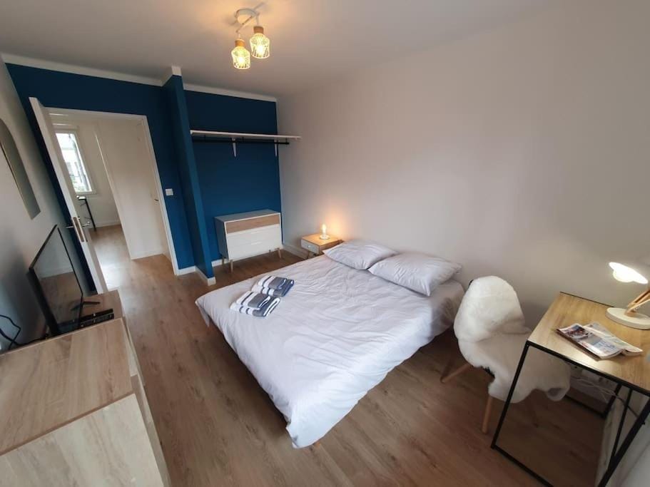 Bed, TV and multimedia, Photo of the whole room, Bedroom