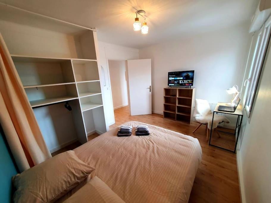 Bed, TV and multimedia, Photo of the whole room, Bedroom, wardrobe