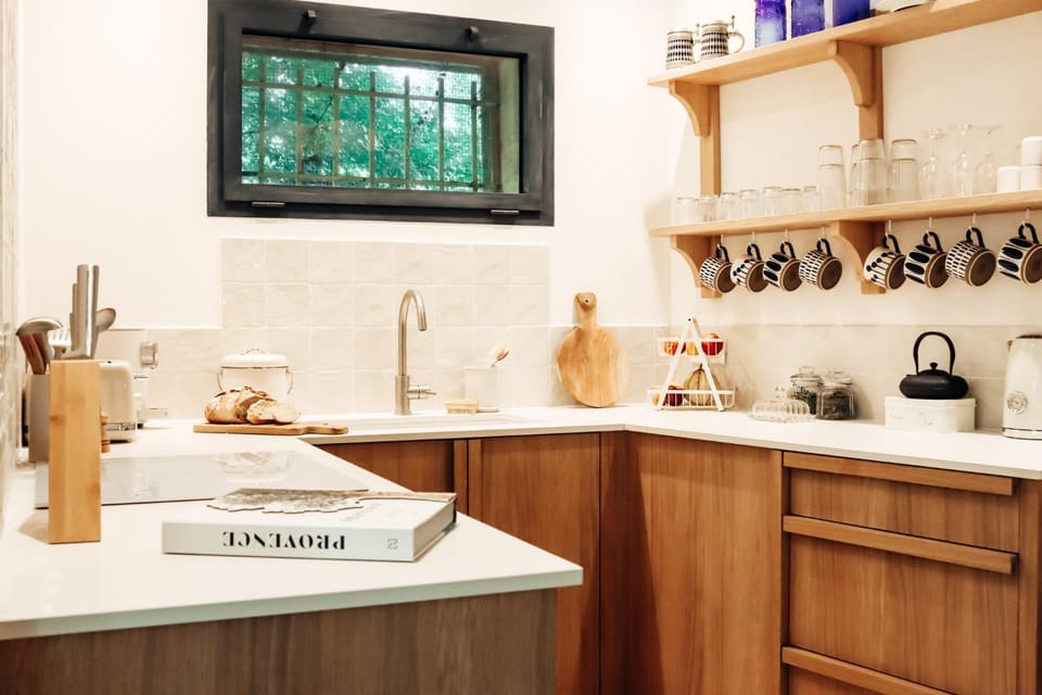 Coffee/tea facilities, Kitchen or kitchenette, Kitchen or kitchenette, Communal kitchen, Drinks, stove, stove, kitchen, kitchen