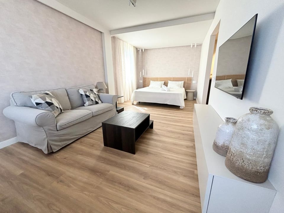 Bed, TV and multimedia, Living room