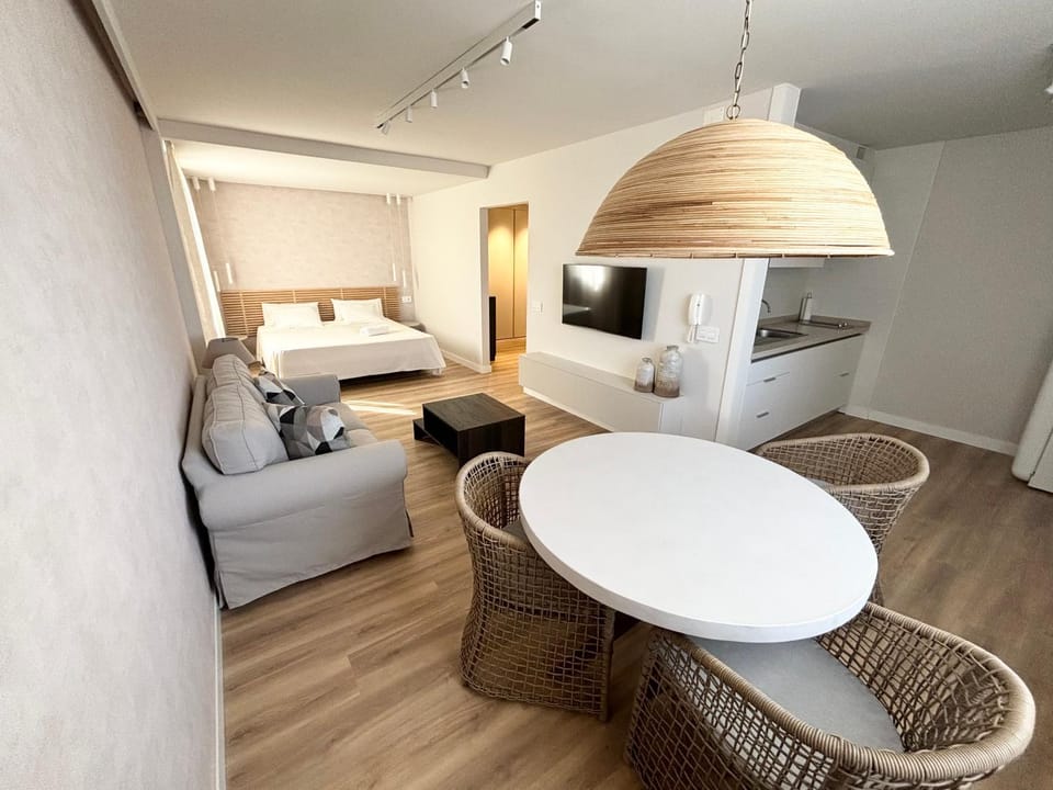 Bed, TV and multimedia, Kitchen or kitchenette, Living room, Dining area