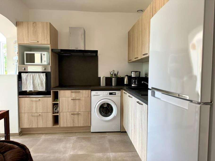 Coffee/tea facilities, Kitchen or kitchenette, dishwasher, oven, stove, washing machine