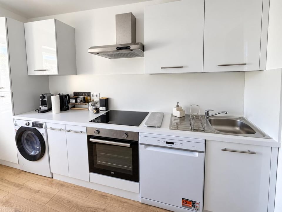 Coffee/tea facilities, Kitchen or kitchenette, dishwasher, oven, washing machine, dryer
