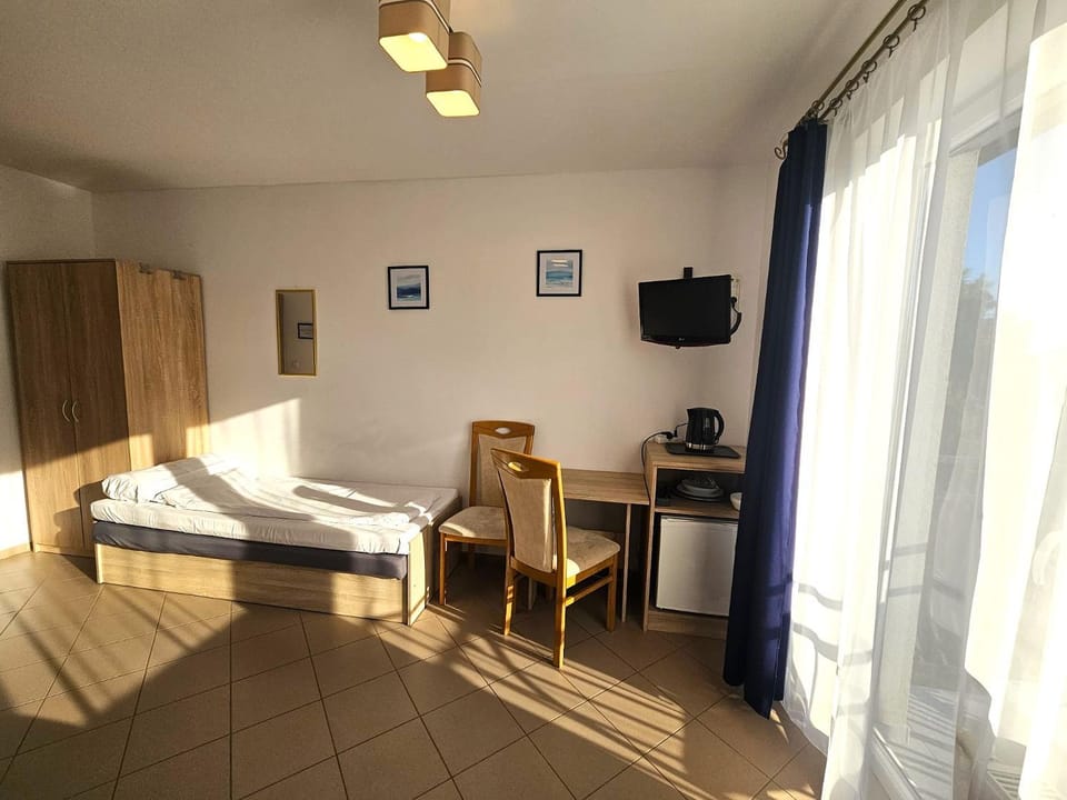 Bed, TV and multimedia, Photo of the whole room, Bedroom