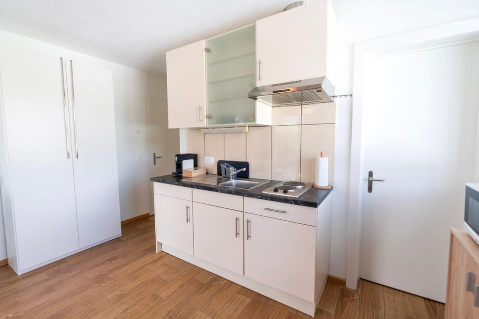 Coffee/tea facilities, Kitchen or kitchenette, stove, stove, kitchen