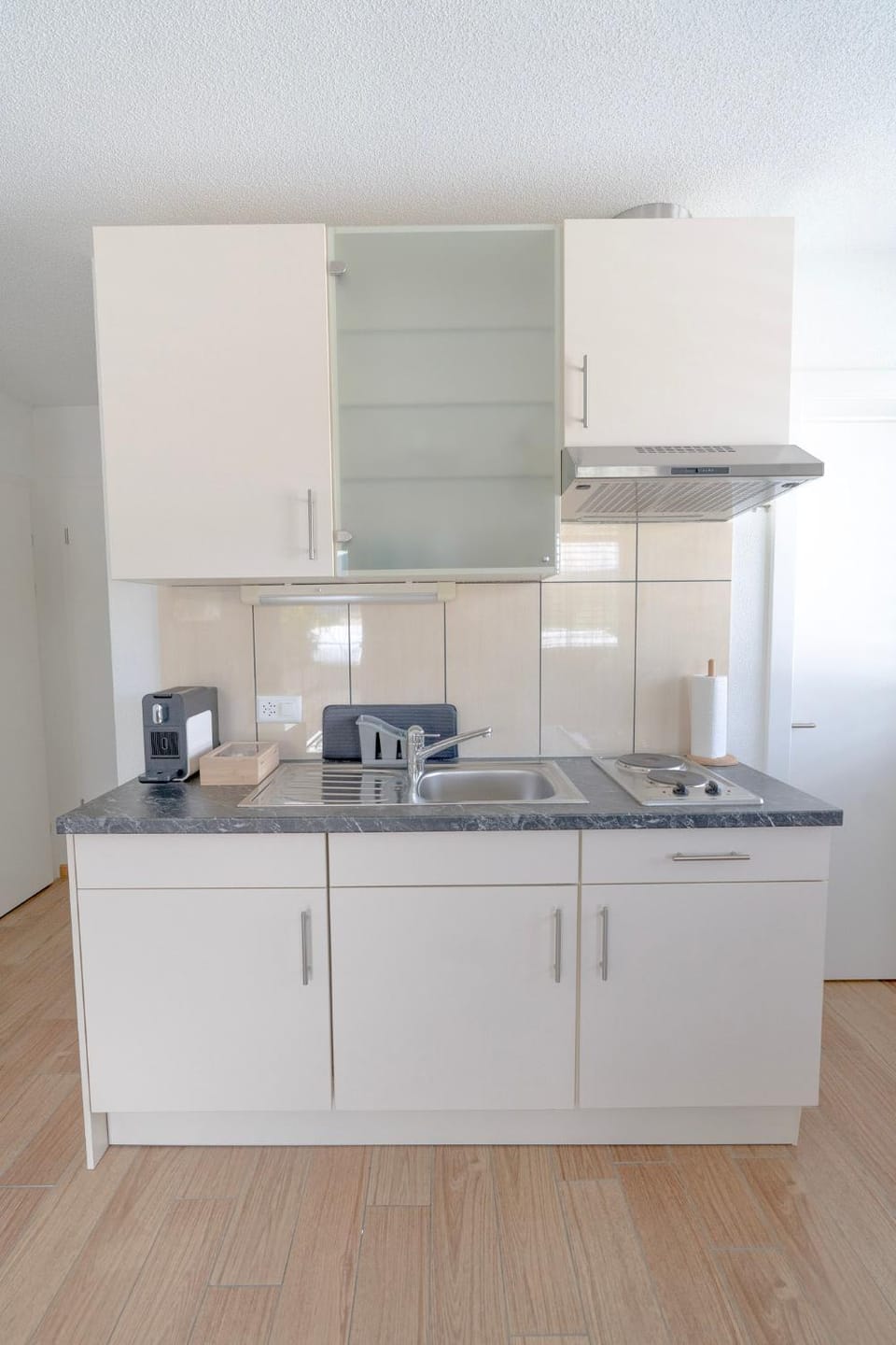 Coffee/tea facilities, Kitchen or kitchenette, stove, kitchen