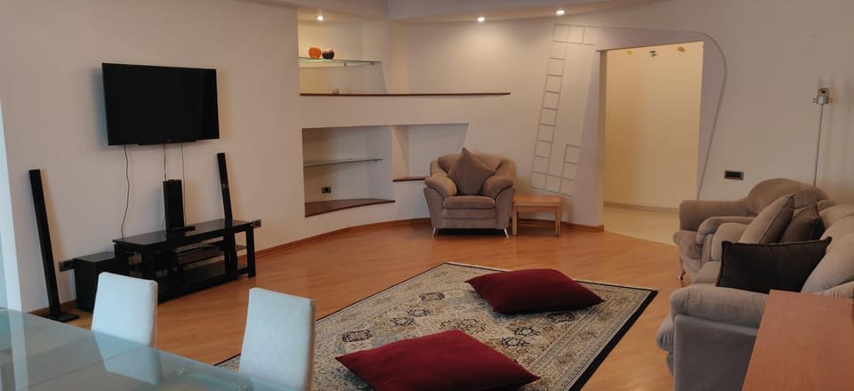 TV and multimedia, Living room, Seating area, Evening entertainment