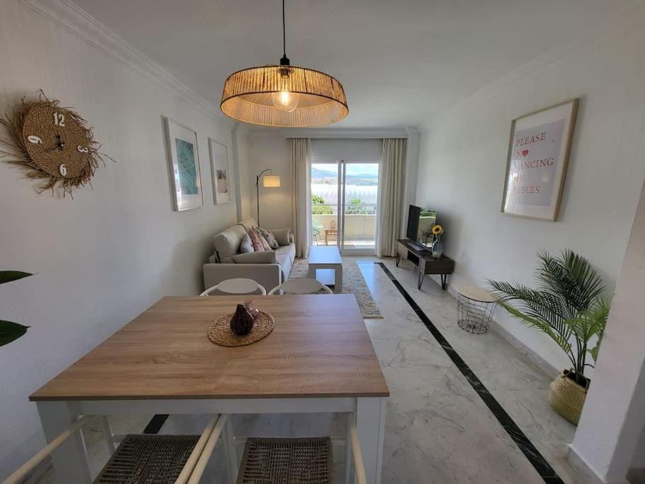 TV and multimedia, Seating area, Dining area