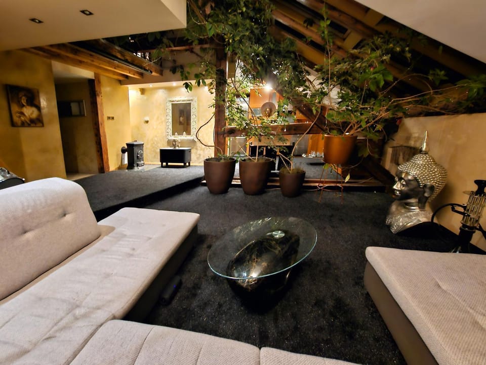 Living room, Seating area
