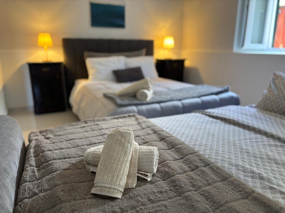 Bed, Bedroom, towels