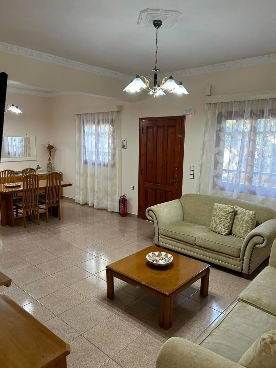 TV and multimedia, Living room, Seating area, Dining area