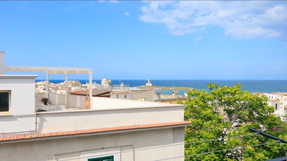 Property building, Balcony/Terrace, Sea view