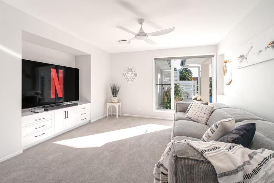 Communal lounge/ TV room, TV and multimedia, Living room, Seating area, Evening entertainment