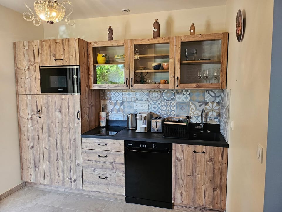 Charmant studio près de la plage avec jacuzzi et terrasse privative Apartment in Villeneuve-Loubet