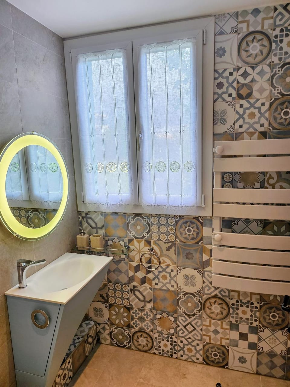 Charmant studio près de la plage avec jacuzzi et terrasse privative Apartment in Villeneuve-Loubet