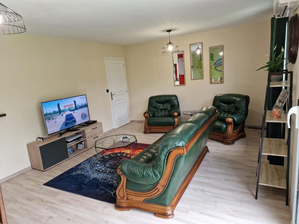 Communal lounge/ TV room, Game Room, TV and multimedia, Living room, Seating area, Evening entertainment