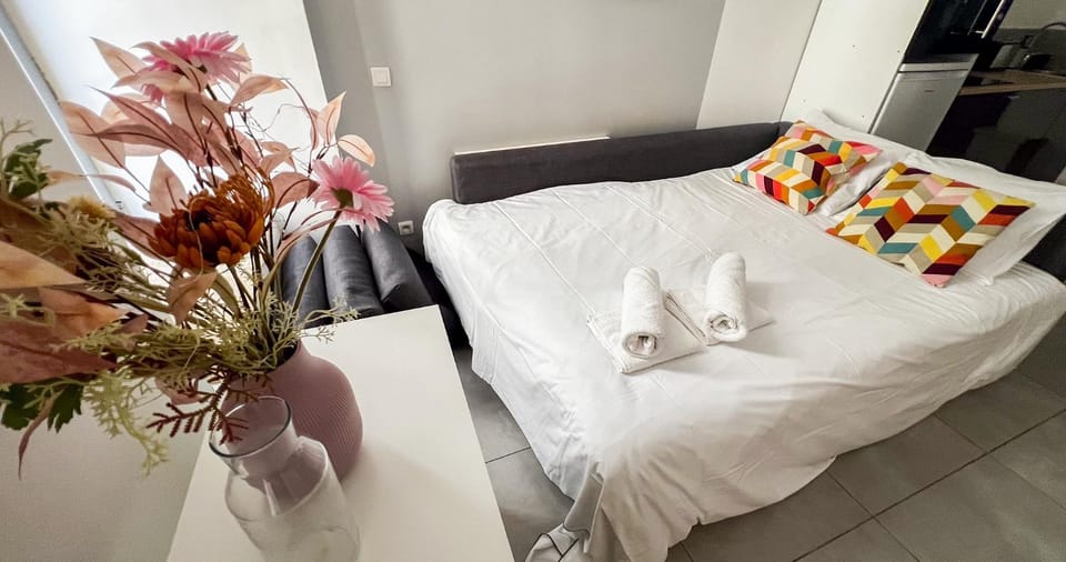 Bed, towels