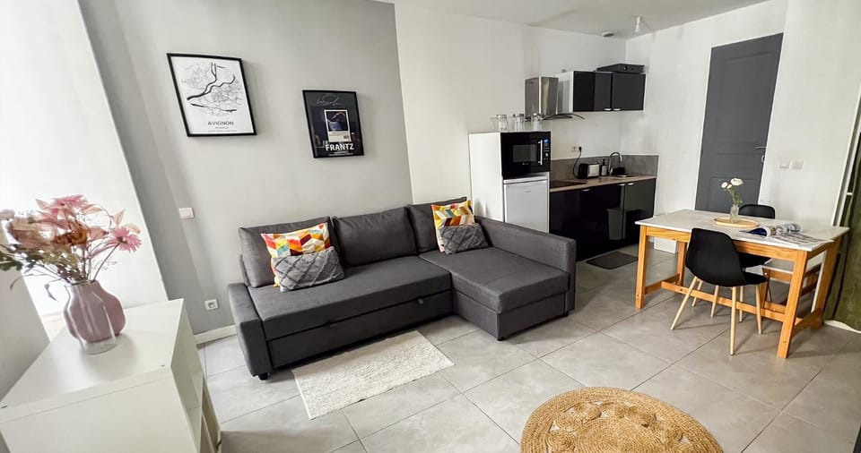 Kitchen or kitchenette, Living room, Seating area, Dining area