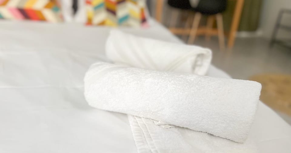 Bed, towels