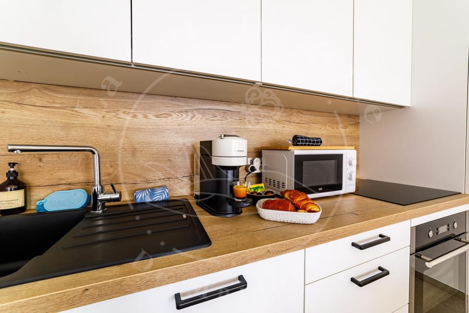 Coffee/tea facilities, Kitchen or kitchenette, Food, oven, stove