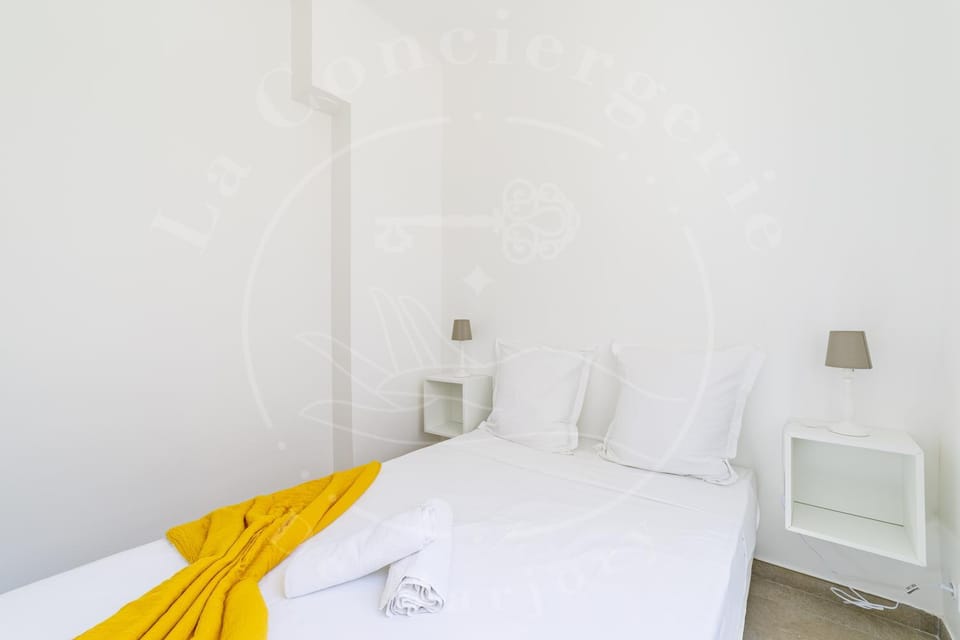 Bed, Bedroom, towels