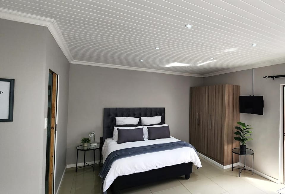 Bed, TV and multimedia, Bedroom