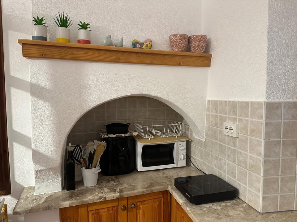 Kitchen or kitchenette, microwave, stove
