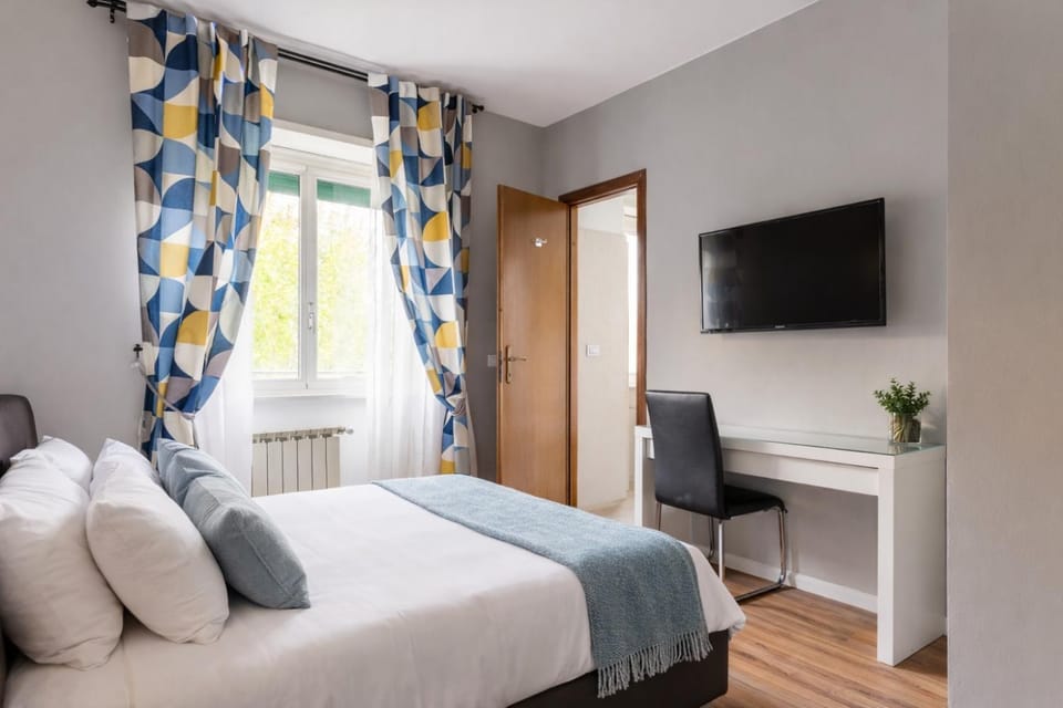 Bed, TV and multimedia, Photo of the whole room, Bedroom