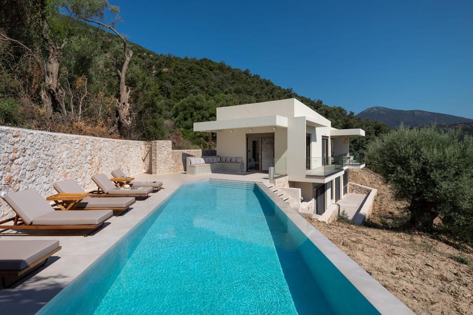 Property building, Day, Mountain view, Pool view, Swimming pool