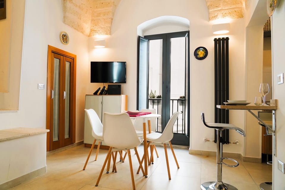 TV and multimedia, Living room, Seating area, Dining area