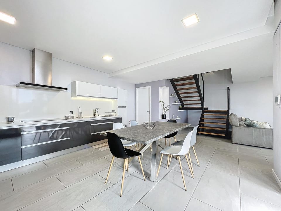 Kitchen or kitchenette, Dining area