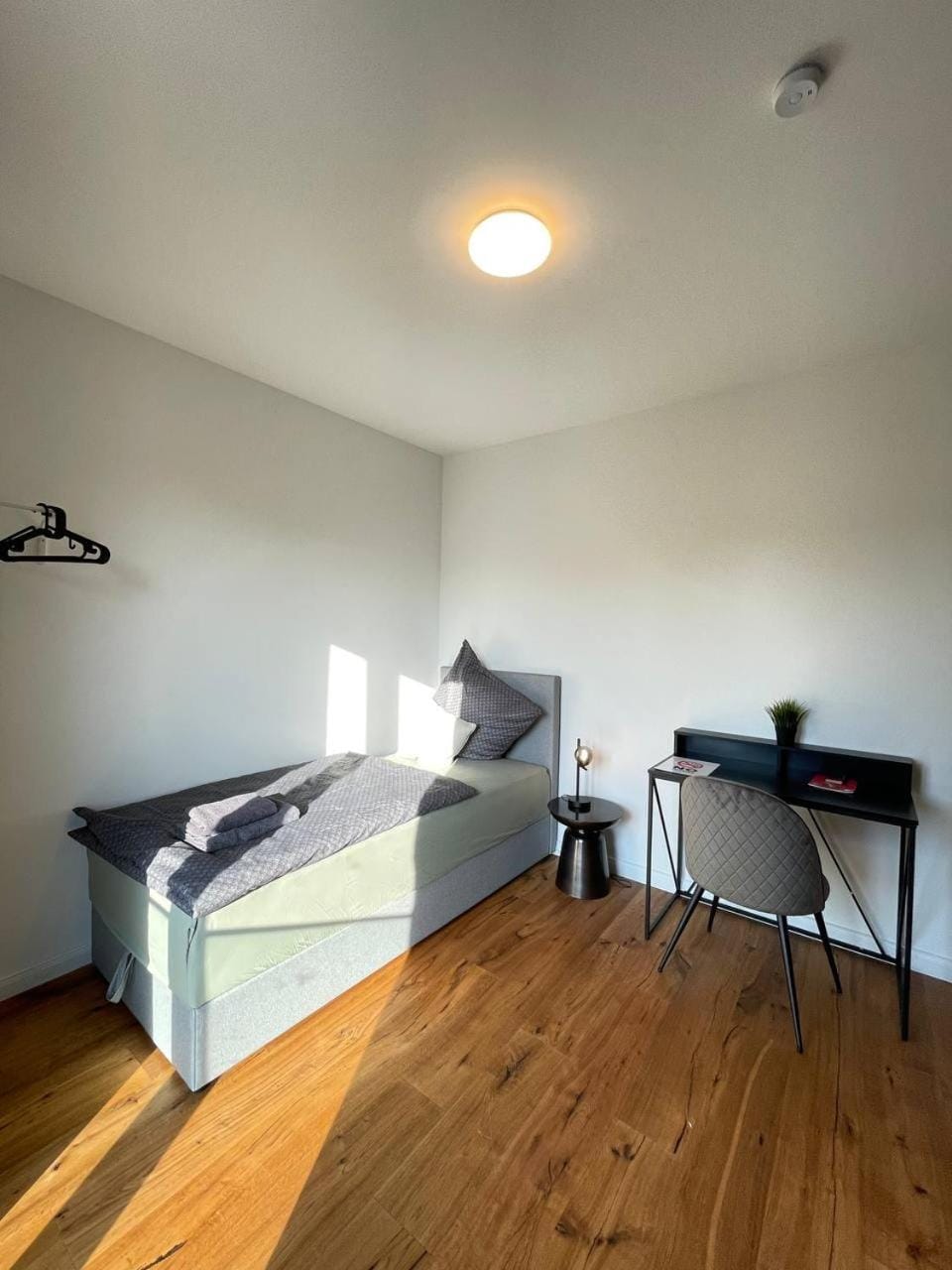 Bed, Photo of the whole room, Seating area, Bedroom