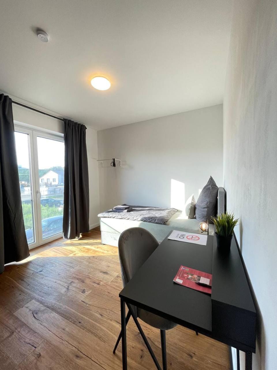Bed, Seating area, Bedroom