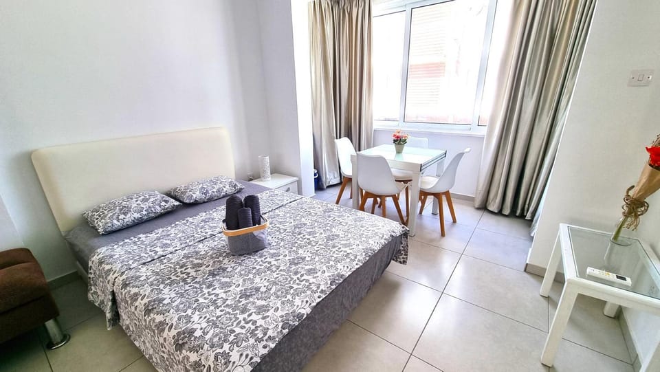 Bed, Living room, Photo of the whole room, Seating area, Dining area, Bedroom