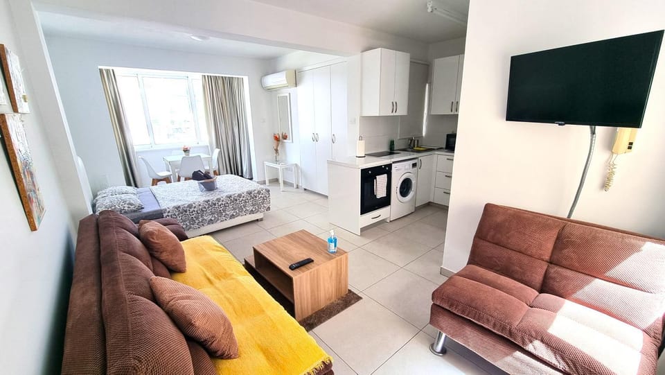 Bed, TV and multimedia, Kitchen or kitchenette, Living room, Photo of the whole room, Seating area, Evening entertainment, Bedroom, stove, washing machine
